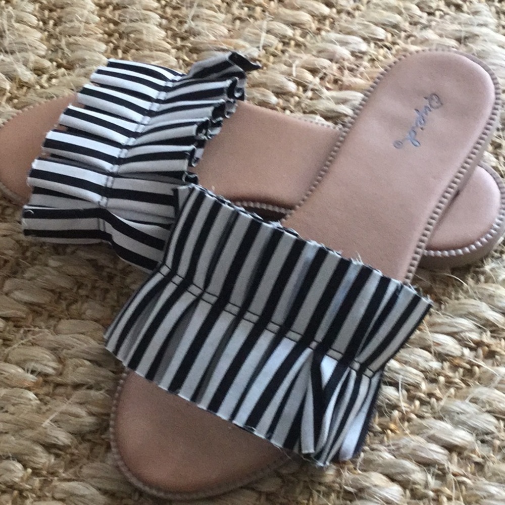 Slides in bl/white. US size 8